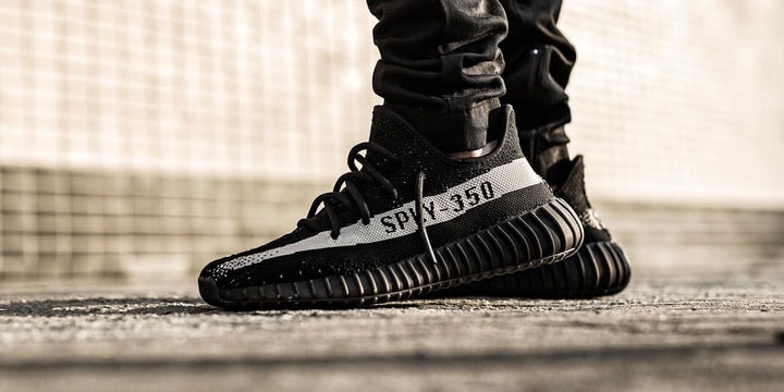 yeezy 350 boost v2 core black white