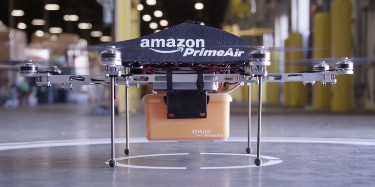 Новое видео показывает, что Amazon завершает первую в истории доставку дронами