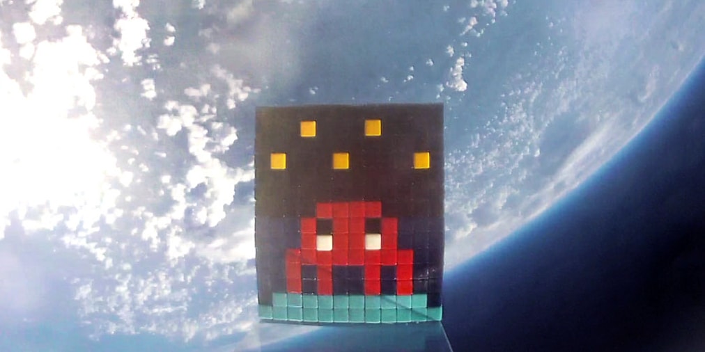 Художник Invader поделился видео ART4SPACE, в котором он отправляет свои работы в космос