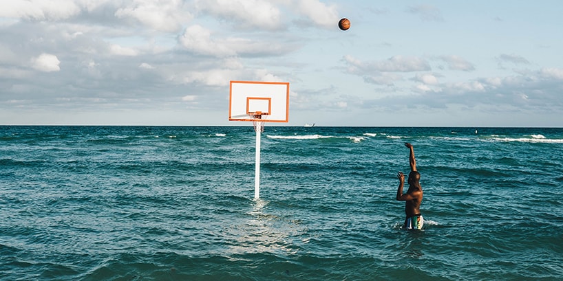 Джон Маргаритис переносит баскетбол на пляж и океан с помощью своей живой инсталляции «Hoop Dreams»