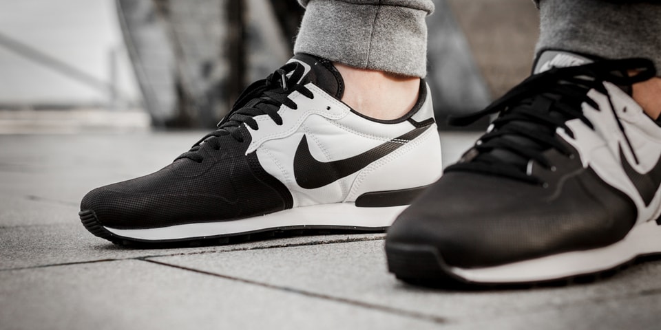 nike black and white internationalist trainers