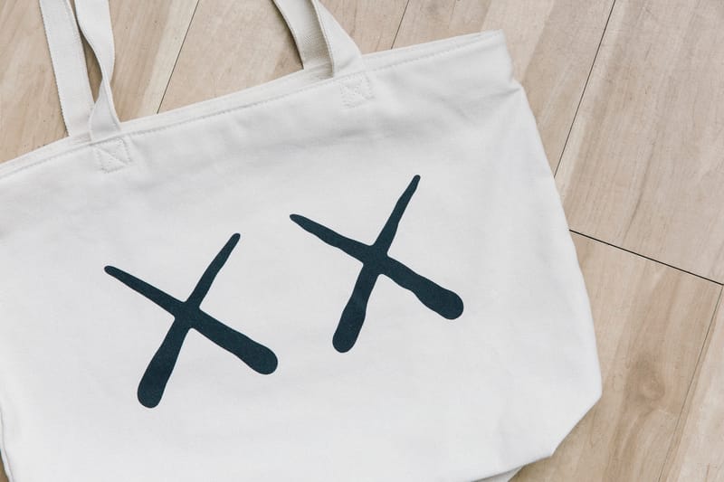 Uniqlo x discount kaws tote bag