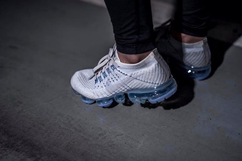 Nike vapormax flyknit hotsell 3 white and blue