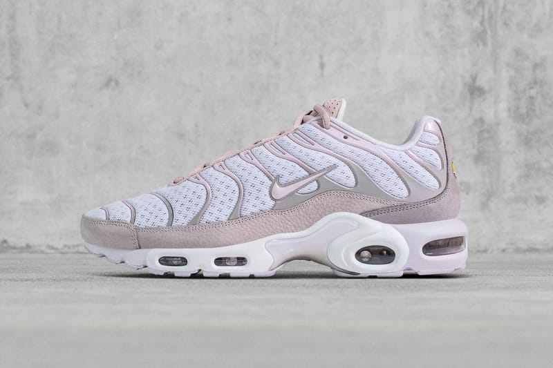 Nike air max shop plus pearl pink