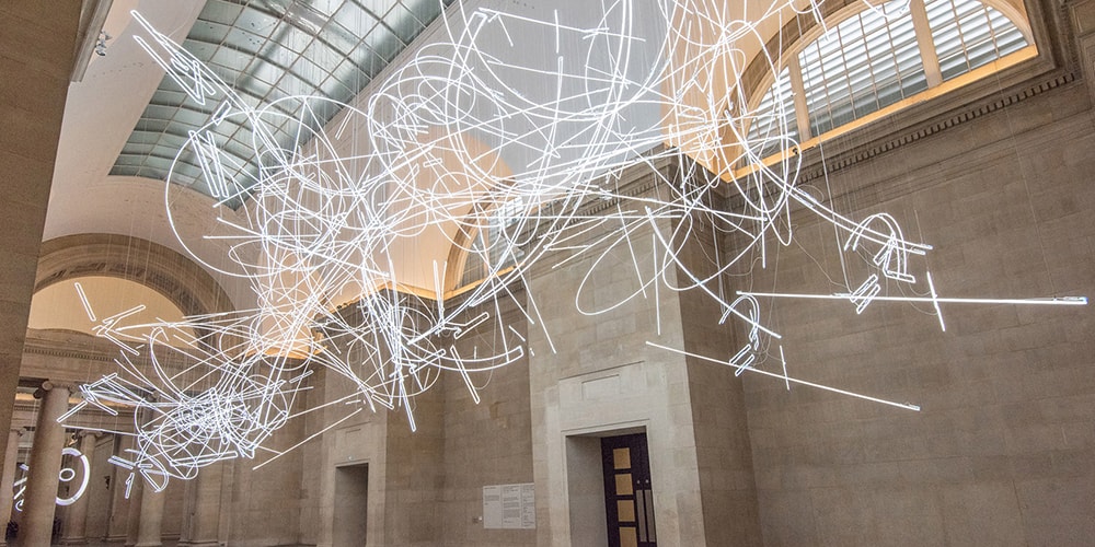 Галерея Tate Britain представляет огромную неоновую инсталляцию Керит Вин Эванс