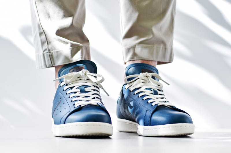 Stan smith shop blue on feet