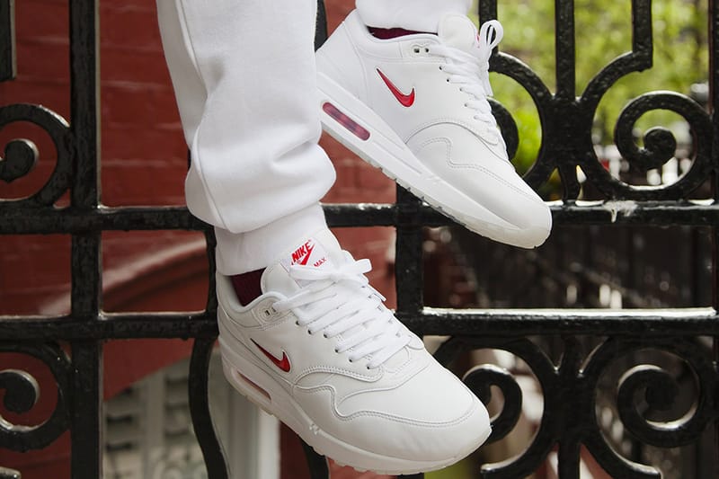 Nike air max 1 small swoosh sale