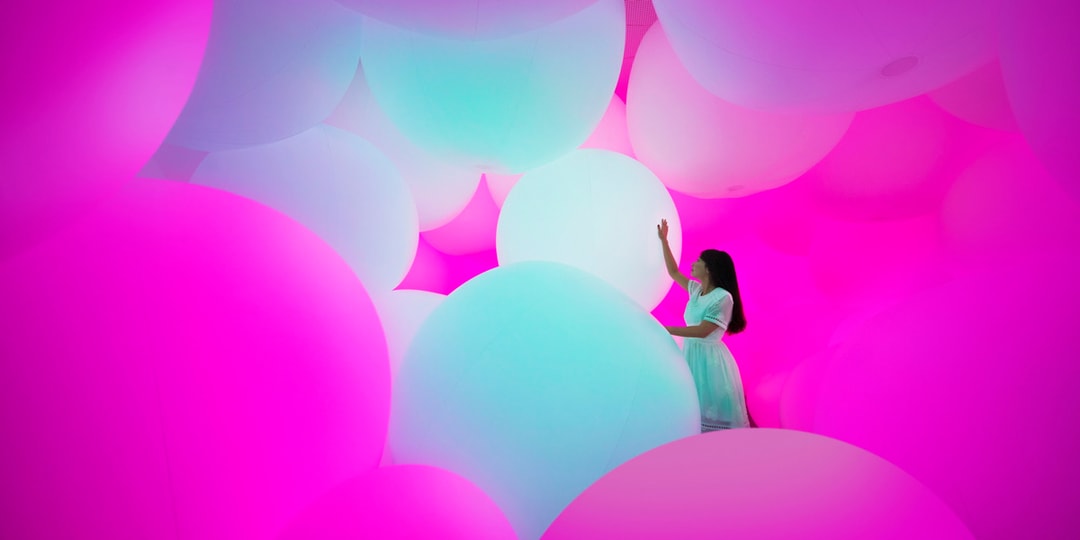 Новая выставка TeamLab в Сингапуре наполнена гигантскими шарами, меняющими цвет