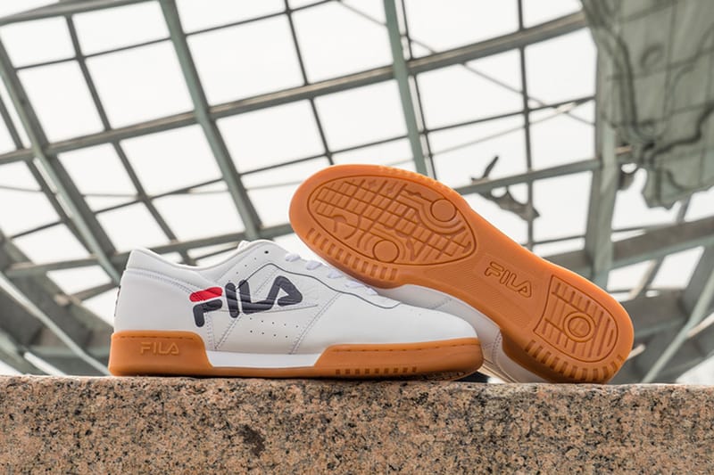 Fila classic 2025 kicks off-white