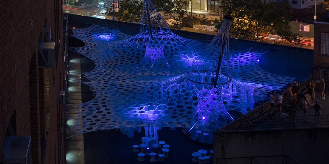 MoMA PS1 установил светящийся навес из роботизированного текстиля