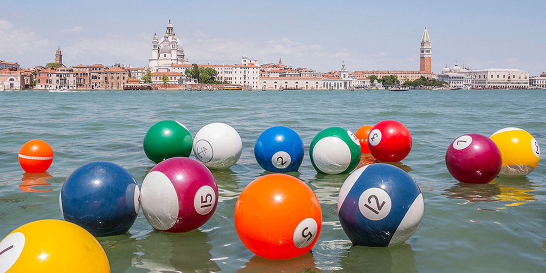 Венгерский художник устанавливает красочную партию надувных шаров для пула в венецианской лагуне