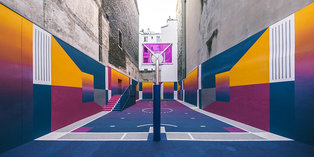 Последний дизайн баскетбольной площадки Пигаль столь же эклектичен, сколь и красочен
