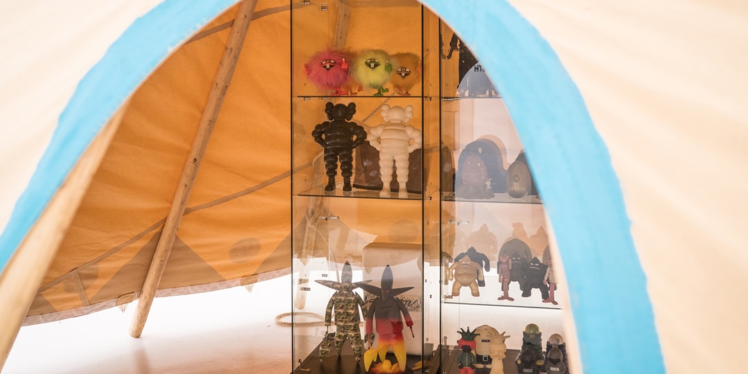 На новой персональной выставке Джакуана Мелендеса представлены KAWS, Supreme и другие редкие виниловые игрушки