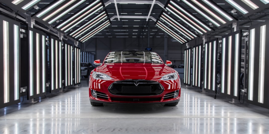 Tesla строит еще две-три гигафабрики в США