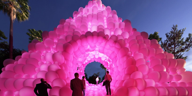Архитектор Сирил Ланселин представляет гигантскую пирамиду из розовых воздушных шаров