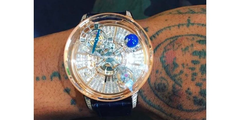 Трэвис Скотт демонстрирует часы от Джейкоба Ювелира за 1 миллион долларов США