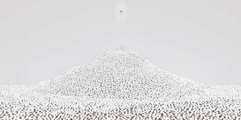 Новая инсталляция COS и Snarkitecture позволяет посетителям взаимодействовать с тысячами стеклянных шариков