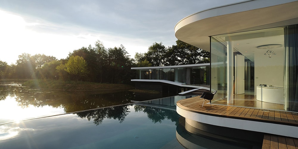 АУМ построил стеклянный дом на поверхности озера во Франции