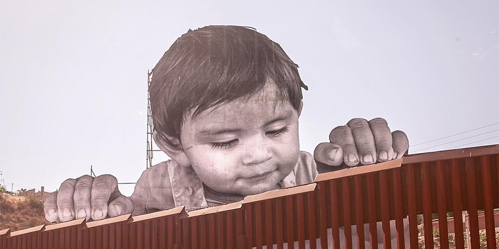 JR прикрепляет детские рисунки на границе США и Мексики