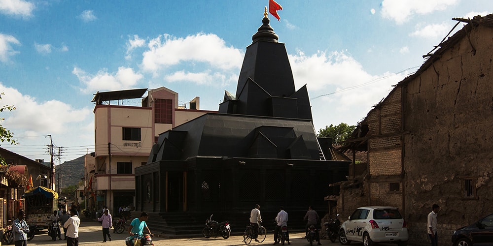 Каменный храм в Индии получил привлекательную окраску в черном цвете