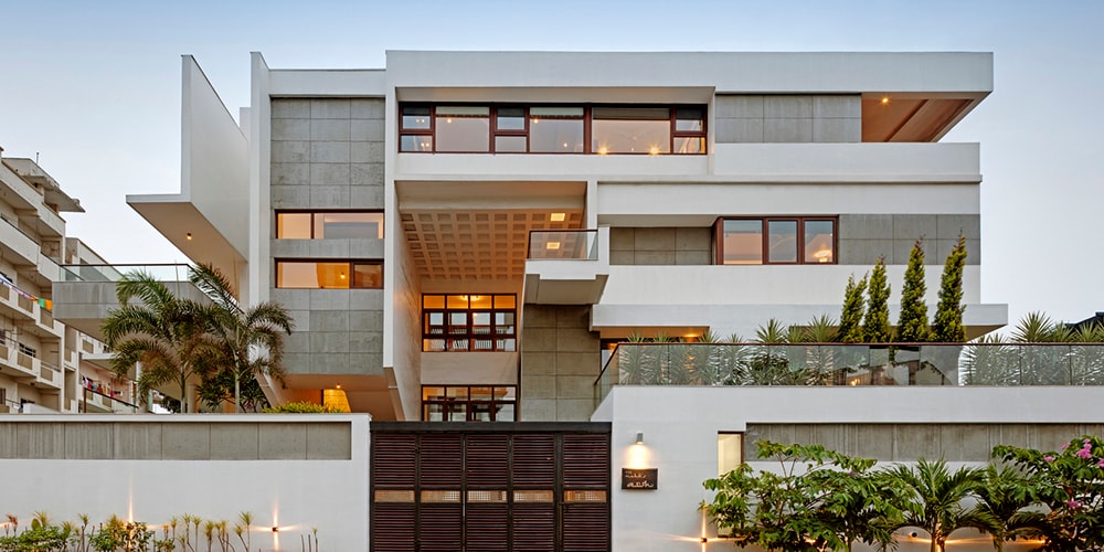 Дом HKS от SDeG Architects привносит спокойный минимализм в индийский район