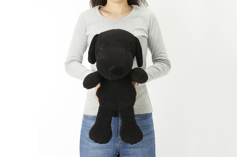 Peluche KAWS X UNIQLO Snoopy Noir – Taille M, 2017, Neuve, Packaging Ouvert