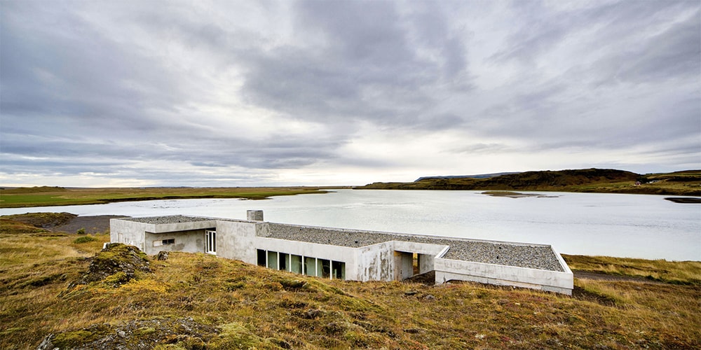 Летний дом Лангитанги привносит брутальную архитектуру в исландскую деревню