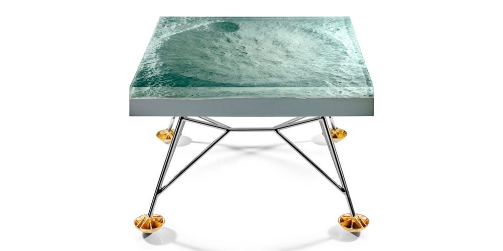 Стол из смолы и стекловолокна от Harrow воссоздает топографию Луны