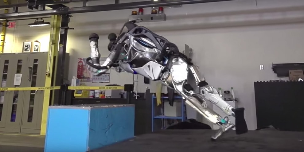 Boston Dynamics создала робота, который лучше вас умеет паркур