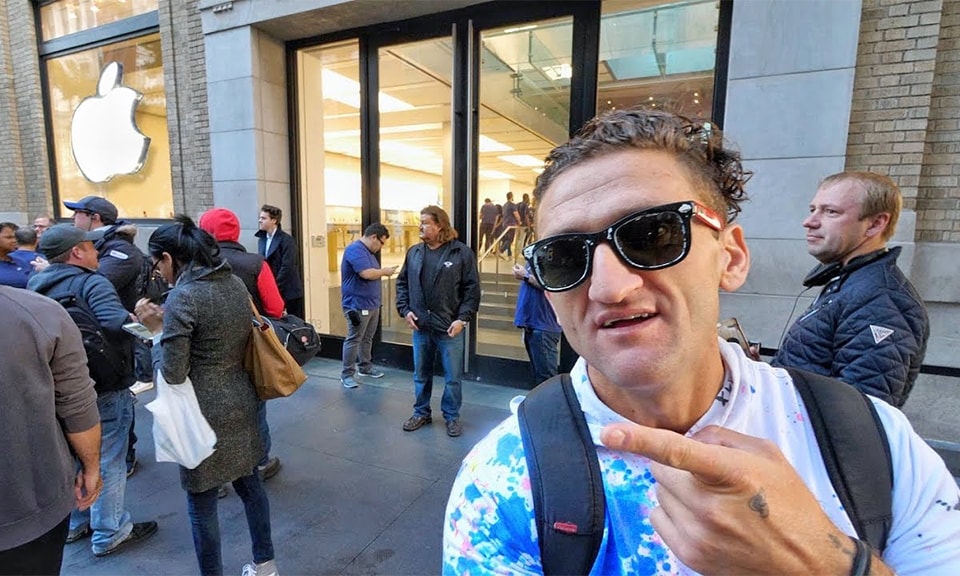 Кейси Нейстат посещает линию iPhone X в Нью-Йорке