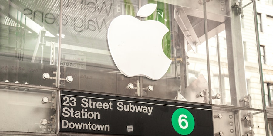 Вход в метро Нью-Йорка превратился в фейковый магазин Apple Store