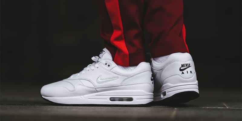 Nike air max clearance 1 essential on feet