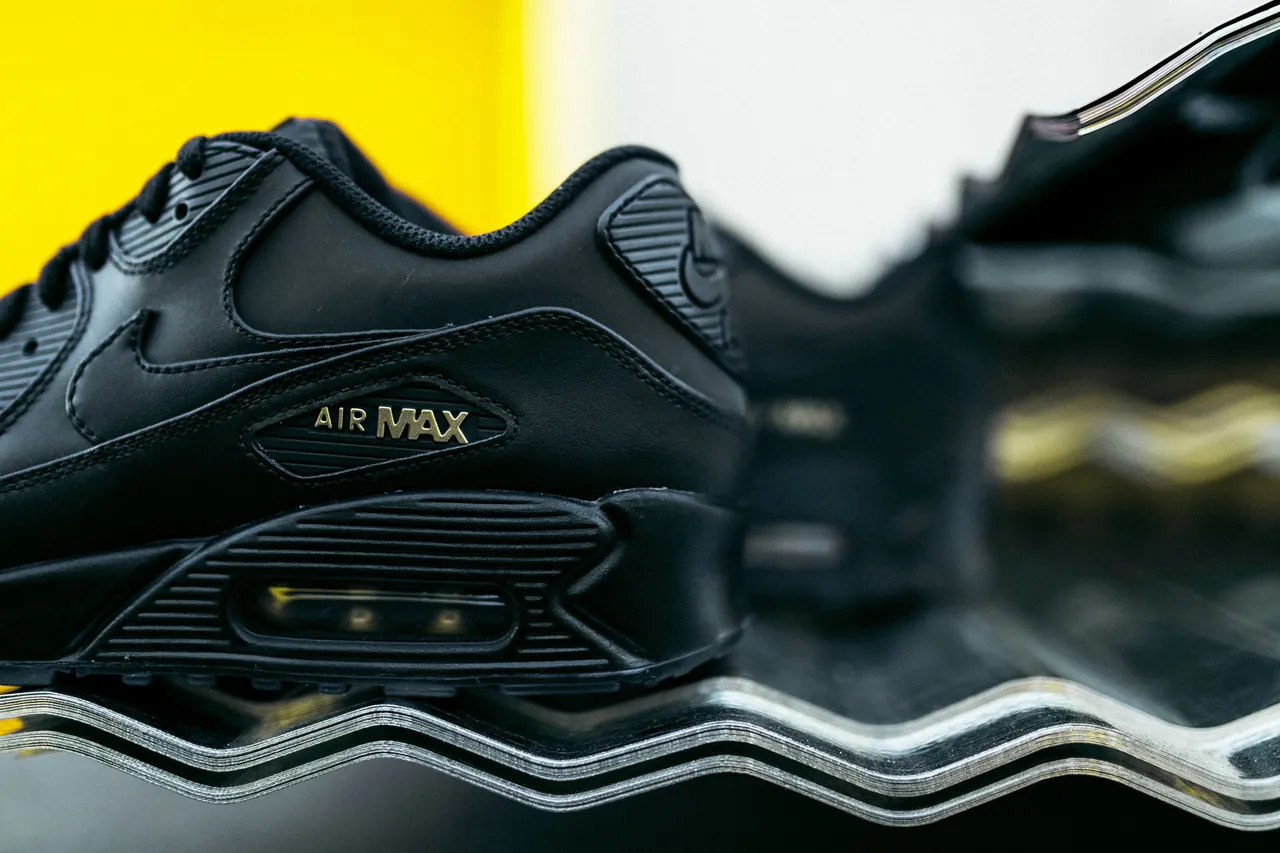 Nike air max 90 hotsell essential black and gold