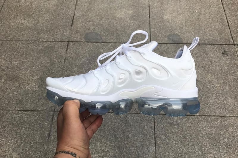 Vapormax plus hotsell triple white