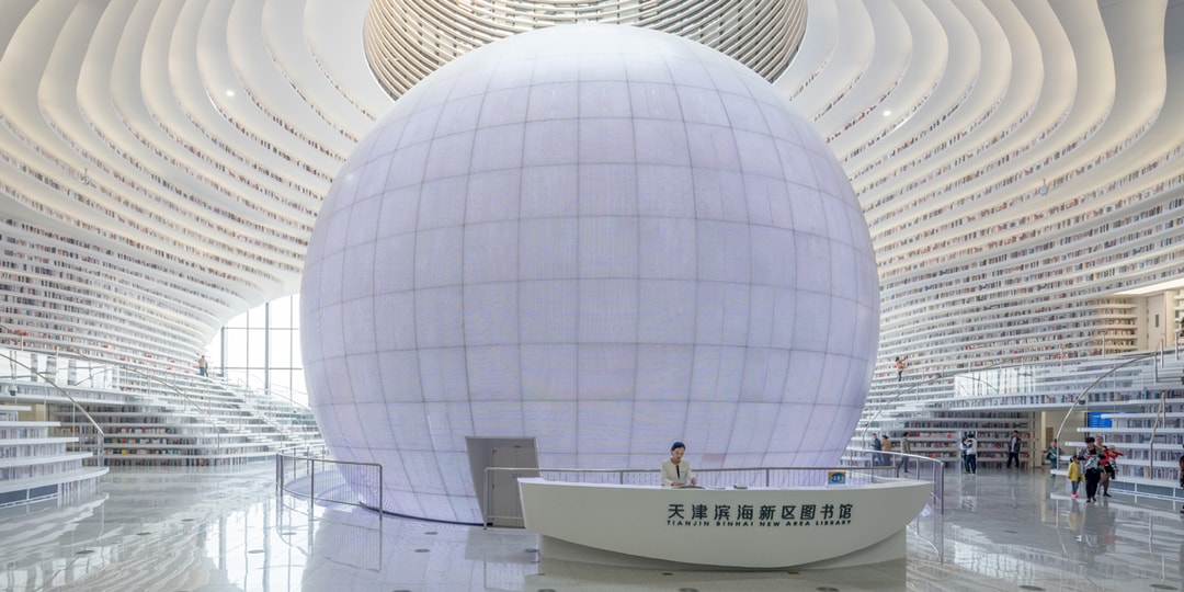 Контур террасных книжных полок вокруг гигантского шара в китайской библиотеке Тяньцзинь Биньхай
