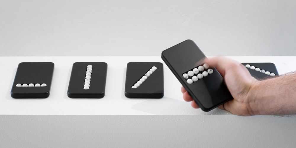 Клеменс Шиллингер создает предметы, похожие на телефоны, для технозависимых