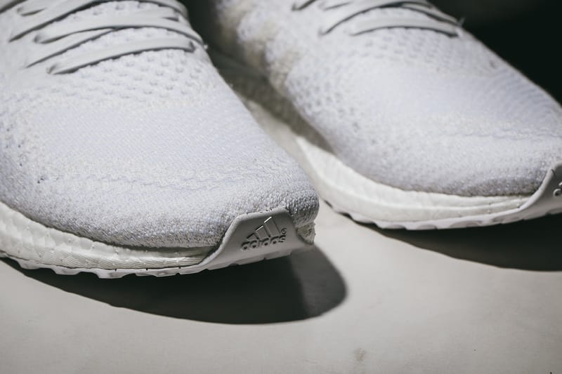 Ultra boost triple on sale white 2.0 on feet