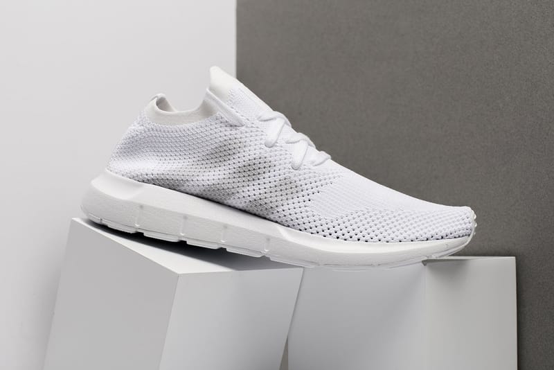 Originals swift run sneakers in triple white sale