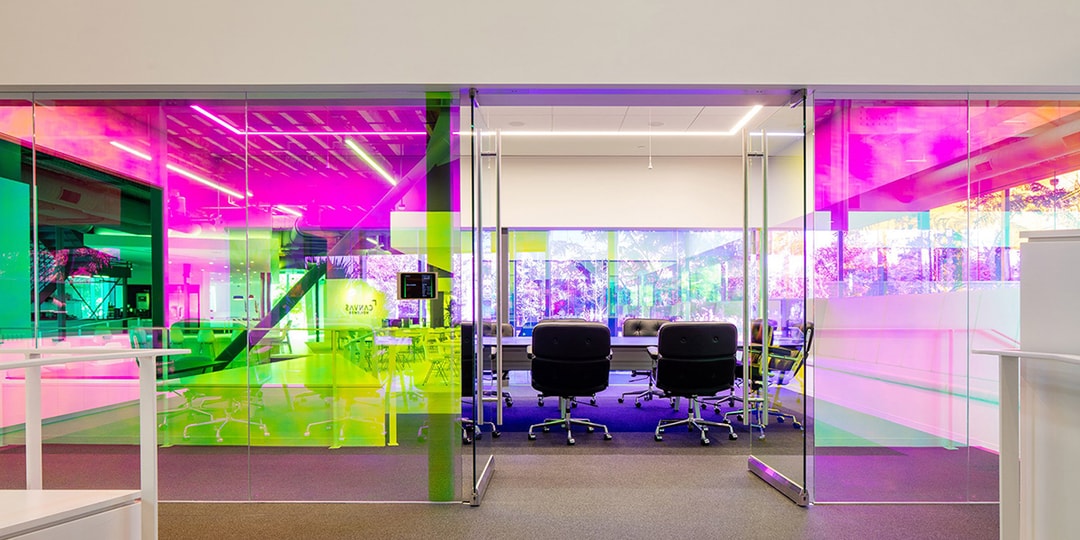 A+I Architects создает красочное рабочее пространство с дихроичным стеклом