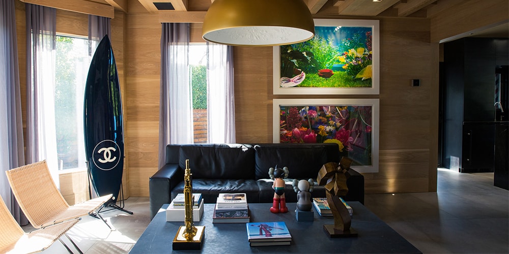 Дом Лори Хиршлейфер и Дэвида Силлса в Хэмптоне украшен произведениями Supreme и произведениями искусства KAWS