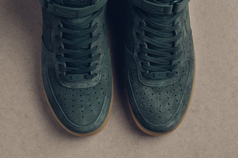 Nike green air force store 1 sneakers with gum sole