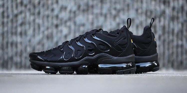 air max vapormax plus triple black