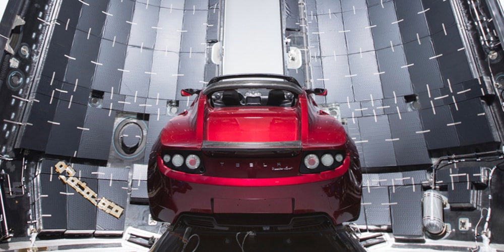 Илон Маск демонстрирует фотографии родстера Tesla, который ракета SpaceX отправит мимо Марса