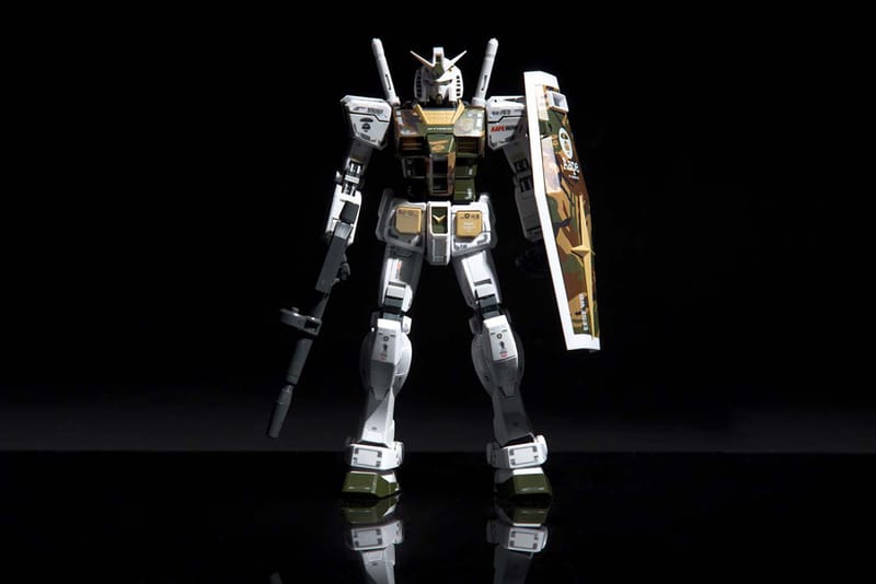 RX-78-2 GUNDAM Ver.A BATHING APE 新品未使用 Bape x Gundam RX-78-2 A bathing ape Ver. Qmsv Figure. (40cm) first