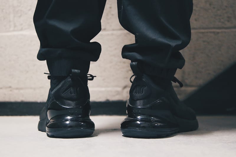 Air max 270 store black on feet