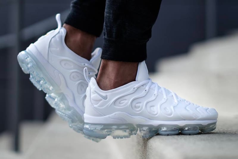 All white nike vapormax plus online