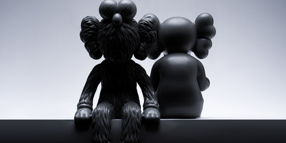 Новая постоянная скульптура KAWS «ВИДЕТЬ/НАБЛЮДАТЬ» объединяет компаньона и лучшего друга