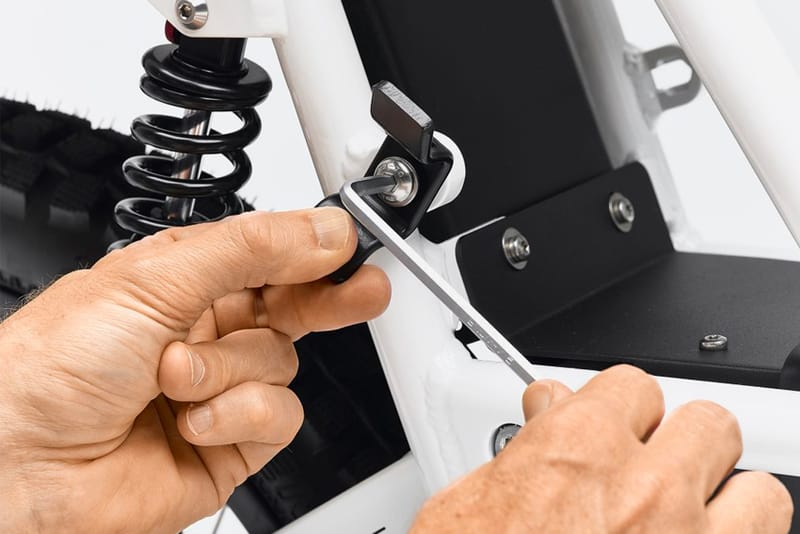 2輪駆動の農業用パワフル電動バイク 2×2 が公道仕様に