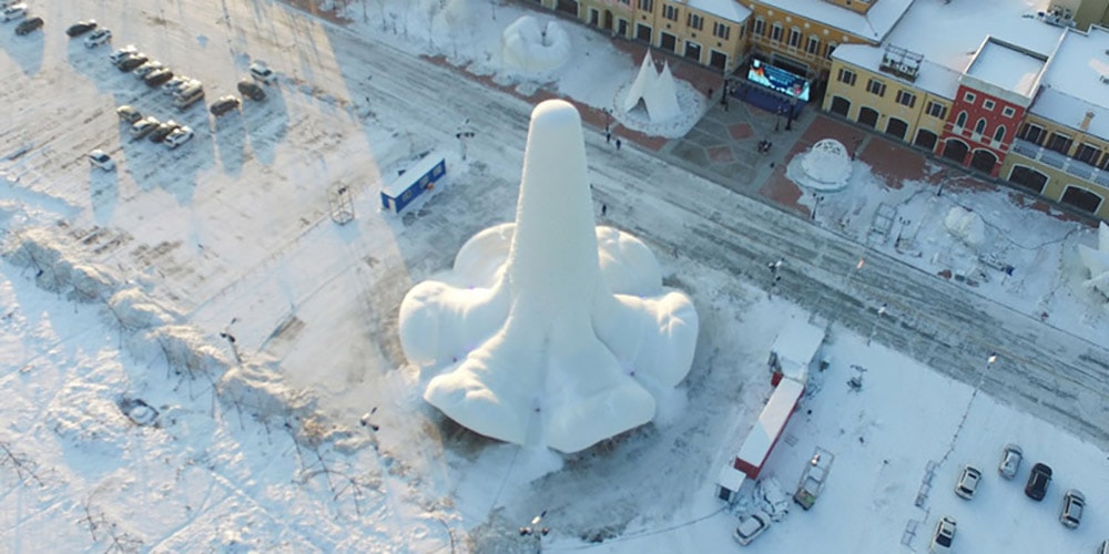 Инженеры строят самую высокую в мире ледяную башню в Китае