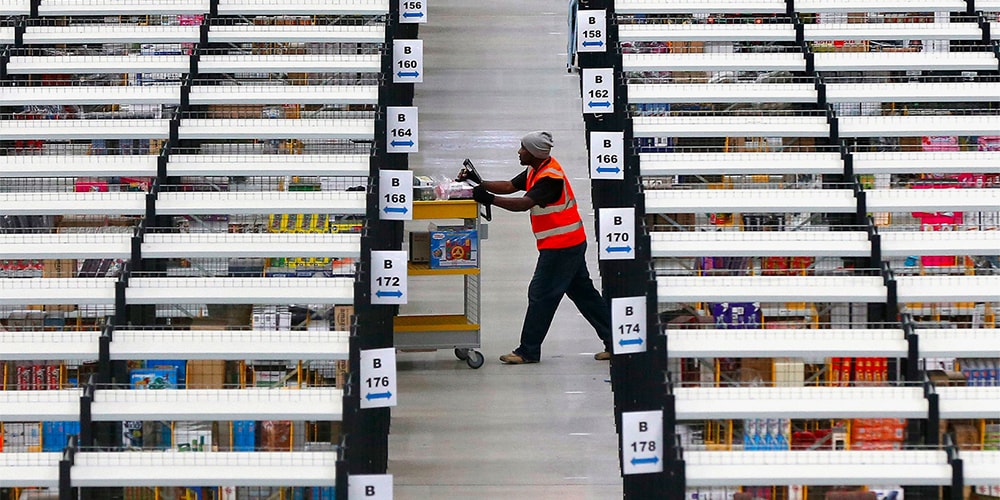 Amazon патентует отслеживаемые браслеты для сотрудников склада